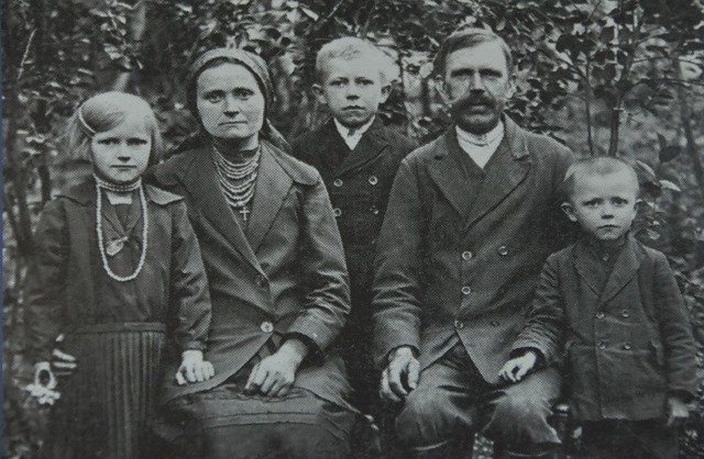 Rodzina Tokarczuków. Ignacy w środku razem z rodzicami Marią i Szymonem oraz rodzeństwem Anną i Józefem.