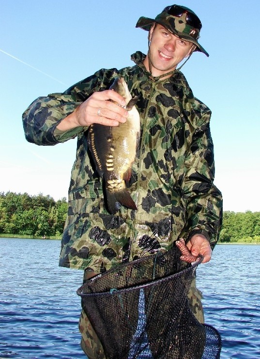 Zwycięzca Adrian Nawrot prezentuje karpa, który był największą rybą złowioną podczas zawodów.