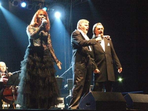 Artyści operowi (od lewej): Krystyna Tyburowska, Wiesław Bednarek i Jan Zakrzewski zachwycili publiczność swoim śpiewem.