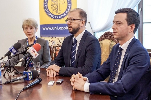 Spotkanie w Collegium Maius UO. Na zdjęciu: prof. dr hab. Wiesława Piątkowska-Stepaniak, prorektor ds. promocji i zarządzania UO, dr Piotr Dardziński, podsekretarz stanu w Ministerstwie Nauki i Szkolnictwa Wyższego oraz Marcin Ociepa, przewodniczący Rady Miasta Opola.