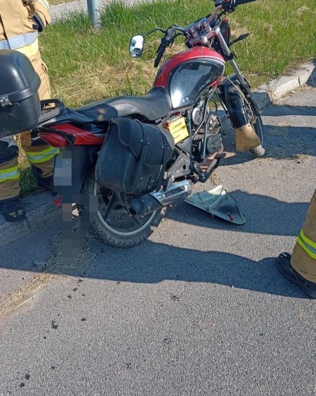 Na drodze wojewódzkiej 794 zderzyły się samochód osobowy z motocyklem