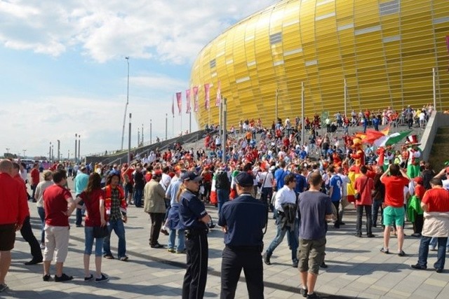 W Polsce obowiązuje stan podwyższonej gotowości. Jednak dotyczy to służb zajmujących się bezpieczeństwem. Stadion Narodowy widniał na zdjęciu w telefonie komórkowym, który znajdował się na tratwie