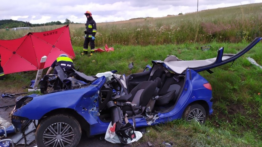 Wypadek koło Wołczy Małej 10.07.2020 (gmina Miastko). Ranne dwie osoby, zderzenie osobówki i samochodu ciężarowego [ZDJĘCIA]