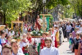 Zakopane. Krupówkami przeszła procesja Bożego Ciała. Tłumy wiernych - miejscowych i turystów