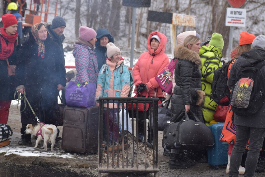 Kolejni uchodźcy na przejściu w Krościenku. Powstaje linia energetyczna dla punktu obsługi uchodźców. Remontowana jest linia kolejowa nr 108