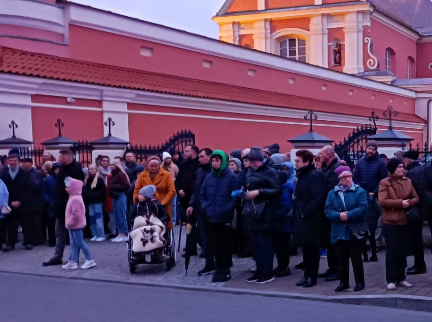 Ostrołęka. Droga Krzyżowa parafii pw. św. Antoniego w Ostrołęce. 15.04.2022. Zdjęcia