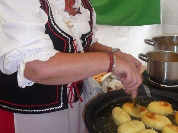 Co roku podczas Jarmarku Pomorskiego w Bytowie można spróbować regionalnych potraw.