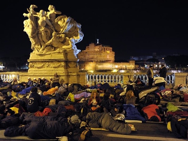 Pielgrzymi śpią w okolicach Watykanu.