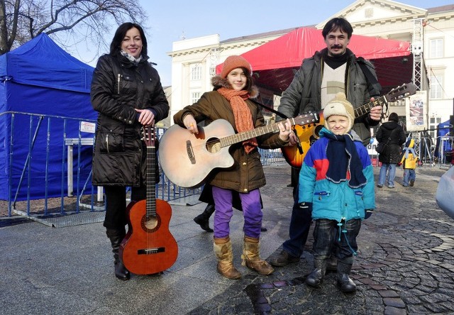 Rodzina Kacprowiczów zagrała "Nadzieję" dla chorych dzieci. Na zdjęciu od lewej: Agnieszka, Ania, Dariusz i najmłodszy Mateusz.
