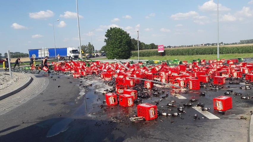 Rozbite butelki z piwem na rondzie Szozdy w Prudniku.