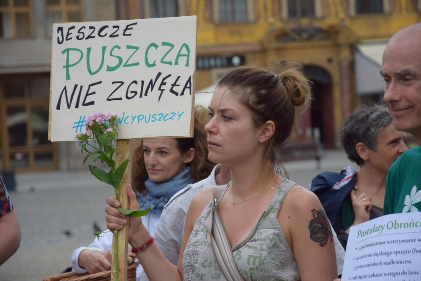 Protest przeciwko wycince drzew w Puszczy Białowieskiej