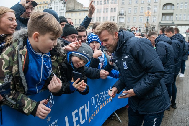 Na prezentacji drużyny Lecha Poznań tłumów nie było. Wpływ na stosunkowo niską frekwencję miała z pewnością pogoda. Lecz nie tylko deszcz zatrzymał w domu kibiców. Przejdź do kolejnego zdjęcia --->