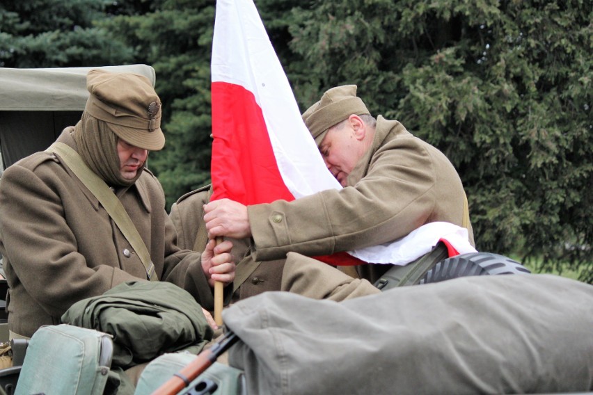 Uczestnicy rajdu zapalali znicze na mogiłach i przy...