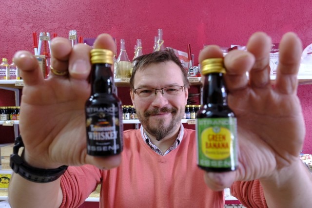 Politolog Maciej Czechowski otworzył w lutym w Toruniu sklep "Malinowy Nos", które amatorom domowych trunków oferuje prawie wszystko, co potrzebne jest do samodzielnego warzenia piwa, robienia nalewek i wina. Na zdjęciu prezentuje esencje smakowe, które dodaje się tworząc domowe napitki.