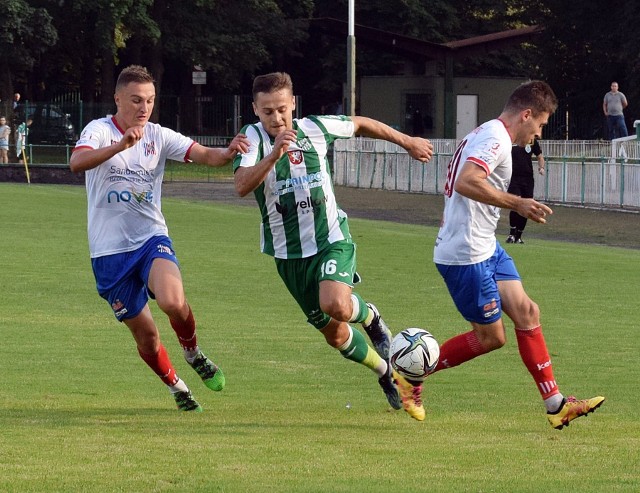 Piłkarze Wisły Sandomierz (w białych koszulkach) mieli nadzieję, że w Dębicy zapunktują po raz pierwszy w tym sezonie, a ponieśli czwartą porażką