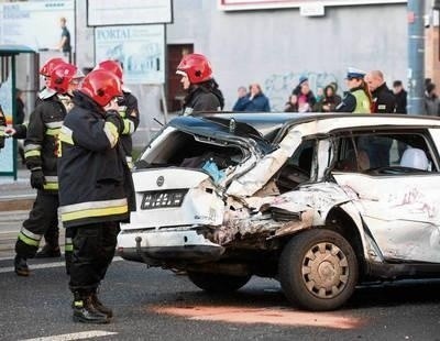 W poniedziałek w Łodzi w wypadku spowodowanym przez pijanego motorniczego tramwaju zginęły 2 osoby. Wszystko wskazuje na to, że pił on w trakcie jazdy. W kabinie znaleziono butelki po piwie i wódce. FOT. ŁUKASZ KASPRZAK