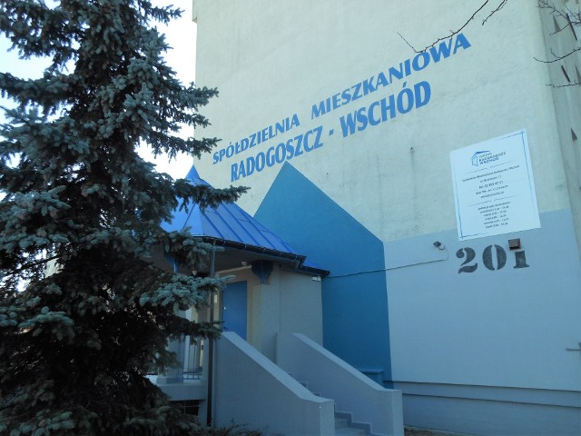 Czy Spółdzielnia Mieszkaniowa Radogoszcz-Wschód łamie prawo? Na pewno nie wszystko co się w niej dzieje jest zgodne z prawem.Członkowie Spółdzielni Radogoszcz-Wschód zwrócili się z prośbą o interwencję do Krajowej Rady Spółdzielczej. Uważają, że nie mają wpływu na to, co dzieje się w ich spółdzielni - nie ma statutu ani Walnego Zgromadzenia. Krajowa Rada  Spółdzielcza wystosowała do zarządu spółdzielni dwa pisma, na które nie otrzymała odpowiedzi. W jednym z nich czytamy:  „(…) „Spółdzielnia narusza przepisy ustawy o spółdzielniach mieszkaniowych poprzez niedostosowanie statutu spółdzielni do aktualnych wymagań ustawy”. CZYTAJ WIĘCEJ - KLIKNIJ NA KOLEJNY SLAJD