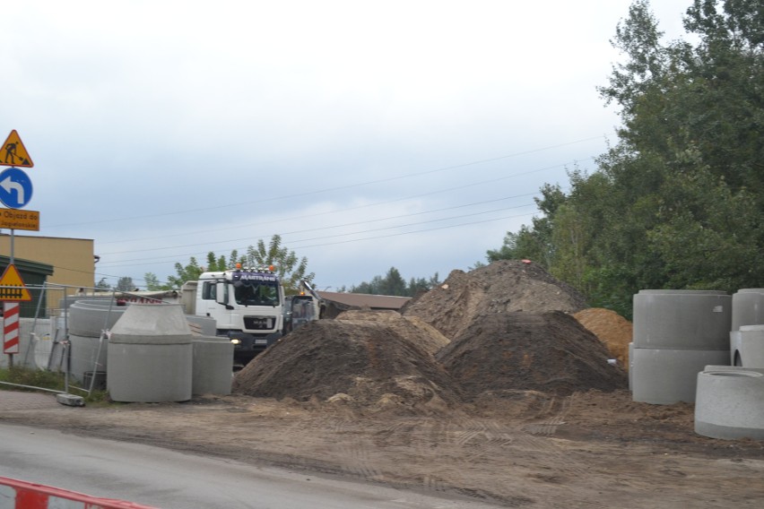 Na Ostrogórskiej praca wre. Koparki kopią w ziemi,...