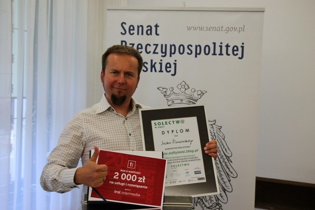 Jacek Piwowarski w nagrodę za najlepszą witrynę wiejską otrzymał 2 tysiące złotych na rozwój strony