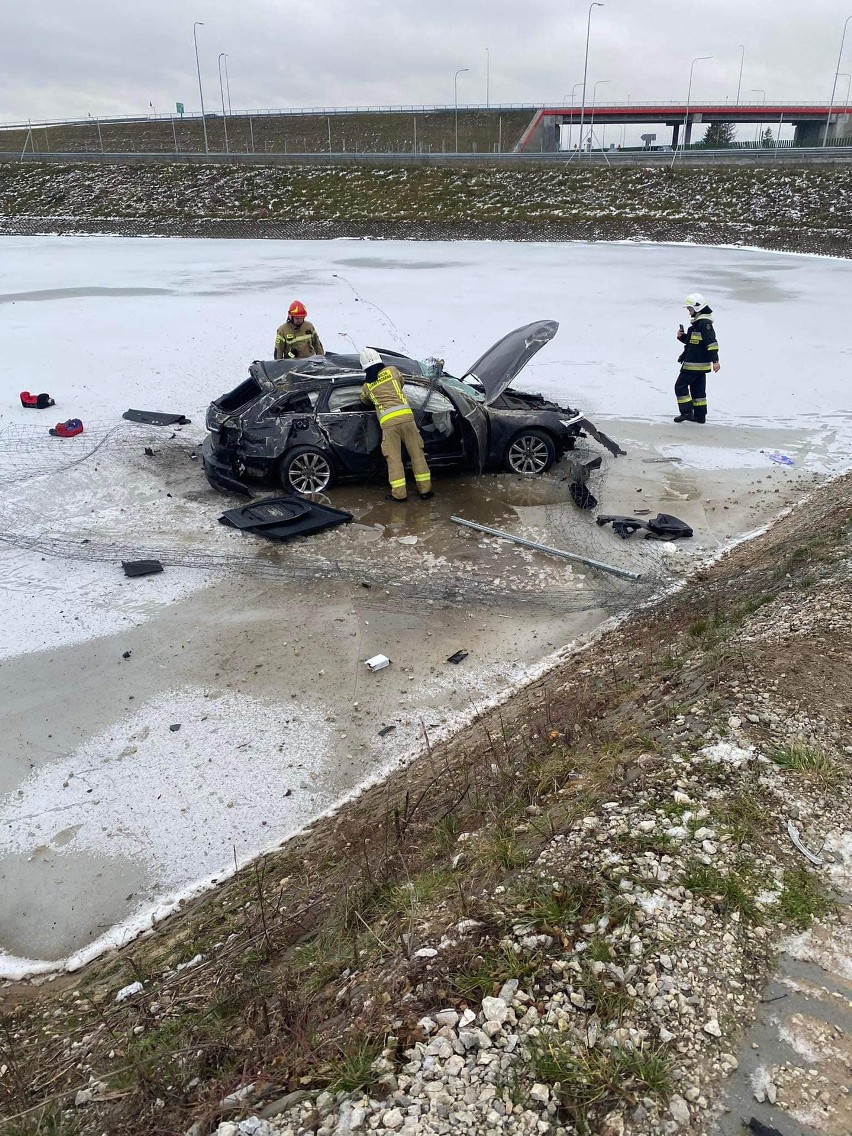 Kierowca na lodzie - dosłownie. Auto zatrzymało się na zamarzniętym zbiorniku przy S5 w Trzeciewcu