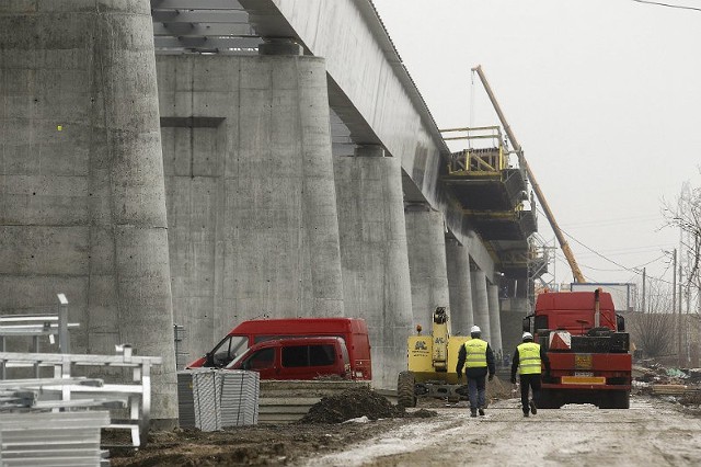 Filary nośne osadzone zostały na specjalnych palach betonowych, których długość sięga od 7 do 13 metrów.