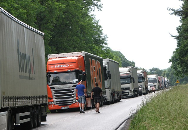 Korek samochodów na drodze dojazdowej do Słubic, przed rozwidleniem w kierunku Świecka.