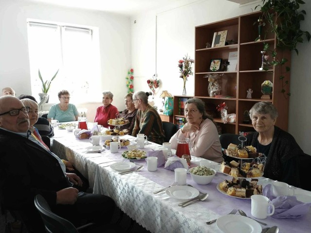 Spotkanie wielkanocne odbyło się w Klubie seniora w Wierzbicy. W spotkaniu uczestniczyła Bożena Deniszczuk wójt gminy Wierzbica.