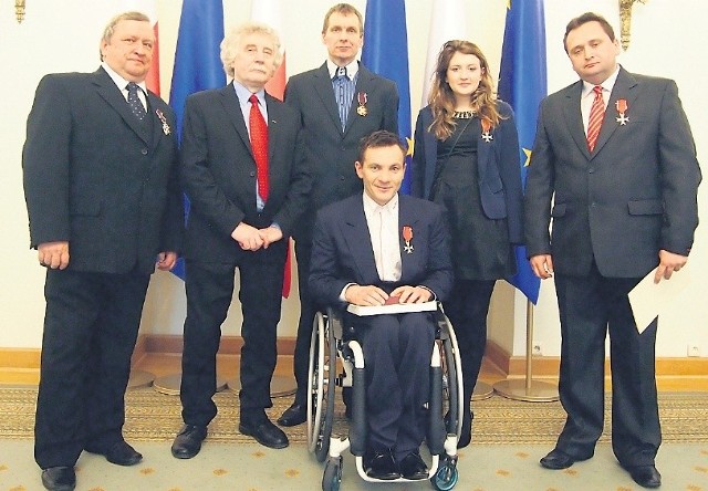 Związani ze Startem Szczecin, z dumą prezentują odznaczenia, jakie otrzymali z rąk prezydenta Polski.