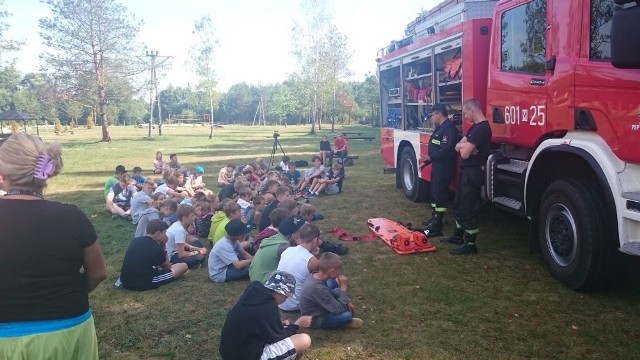 Dzieci na spotkaniu ze strażakami w Toporni pod Przysuchą.