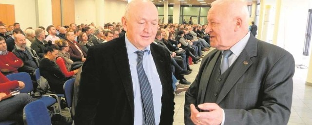 Roman Rogowski (po lewej), szef firmy Intersped w Solcu Kujawskim, i Dionozy Woźny, prezes stowarzyszenia przewoźników, dyskutują o przepisach wprowadzonych przez Niemców