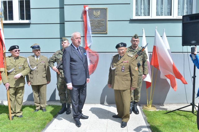 Tablicę na budynku Urzędu Stanu Cywilnego odsłonili w czwartek major Franciszek Sołśnia i wiceprezydent Karol Semik.