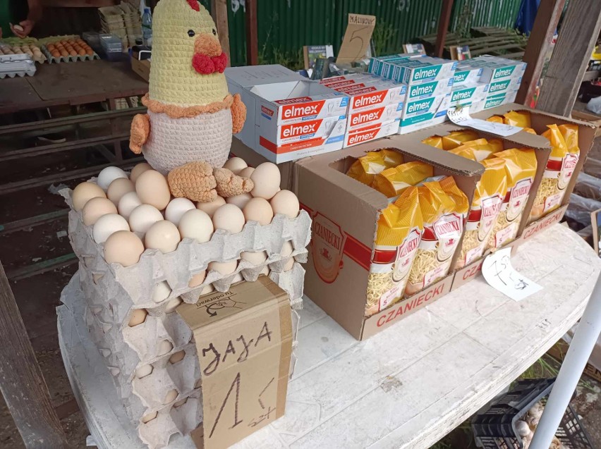 Na targowisku można też kupić jajka. Ceny zaczynają się od...