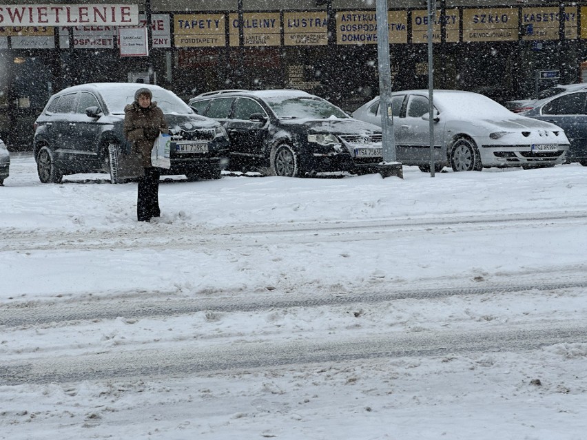 Atak zimy w Sandomierzu i powiecie sandomierskim. Pada mokry śnieg, trudna sytuacja na drogach