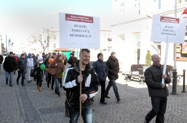 Studenci Wyższej Szkoły Nauk Społecznych i Technicznych w Radomiu protestowali na deptaku w sobotę przeciwko agresji podczas debat na uczelni.