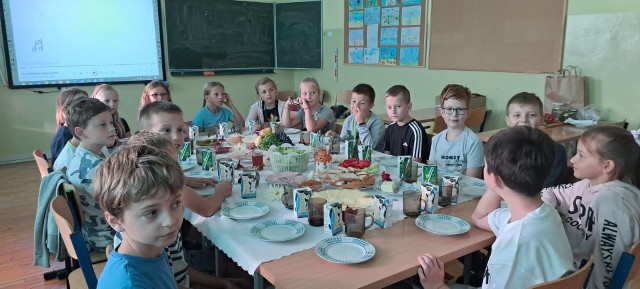 W ZS w Jaroszowicach, w ramach  Europejskiego Dnia Języków Obcych zorganizowano akcję „Breakfast around the world”.