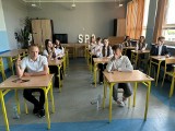 Egzamin ósmoklasisty 2023 w Tomaszowie Maz. Byliśmy w SP nr 9 przed egzaminem z języka polskiego. ZDJĘCIA, VIDEO