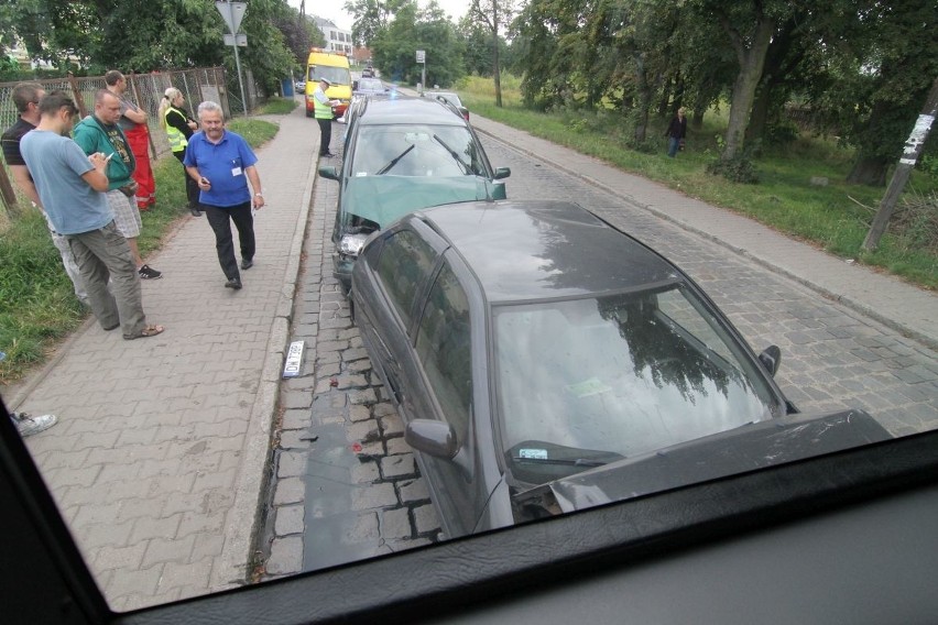 Wypadek trzech aut na Złotnickiej we Wrocławiu, 10.08.2016