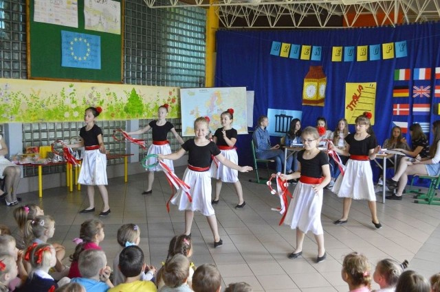 Podczas prezentacji tanecznych na Dniu Europy w szkole, w Pawłowie