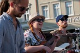 Bydgoszczanka na ukulele wraz z zespołem prowadziła muzyczną terapię z dobrym tekstem [zdjęcia] 