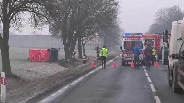 Prawdopodobnie śliska nawierzchnia była przyczyną wypadku na DK 434 między Gostyniem a Krobią w Wielkopolsce. Na miejscu zginęła 44-letnia kobieta. W trakcie manewru wyprzedzania samochód wpadł w poślizg, zjechał do rowu i uderzył bokiem w drzewo.