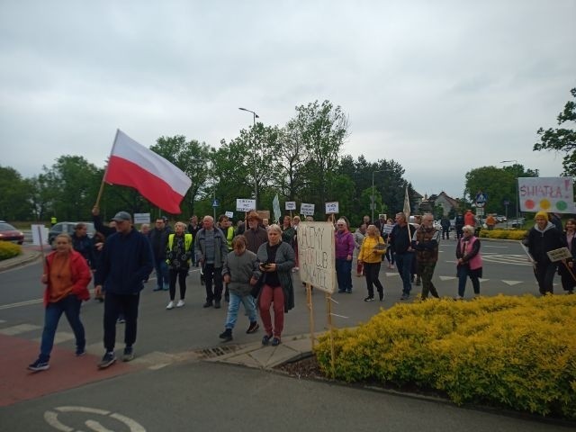 Mieszkańcy Leśnicy wyszli na drogę. Żądają wybudowania świateł lub skrzyżowania.