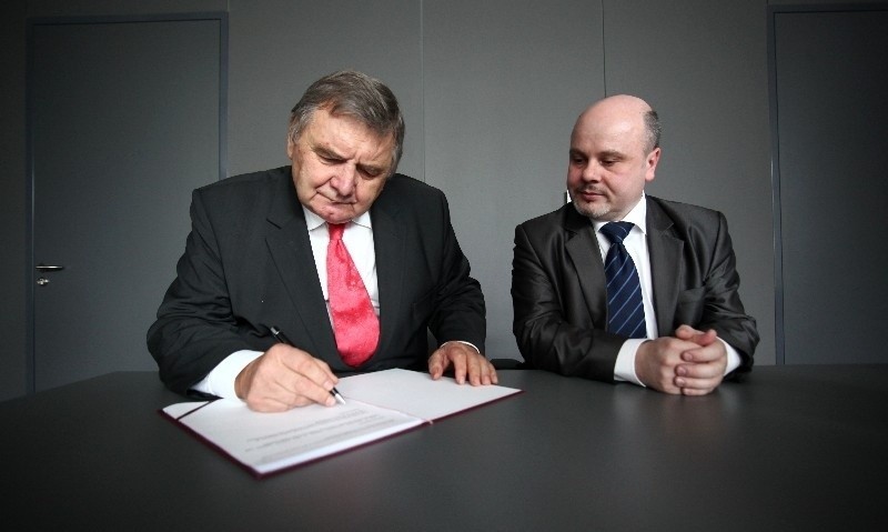 Podpisy pod aktem notarialnym złożyli: Tadeusz Rzepecki,...