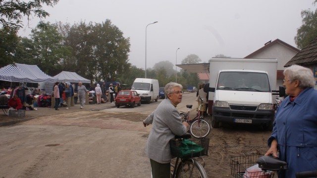 Dawna poczta mieści się w samym centrum wsi. Jest na małej działce. Na zdjęciu z prawej - za samochodem. 