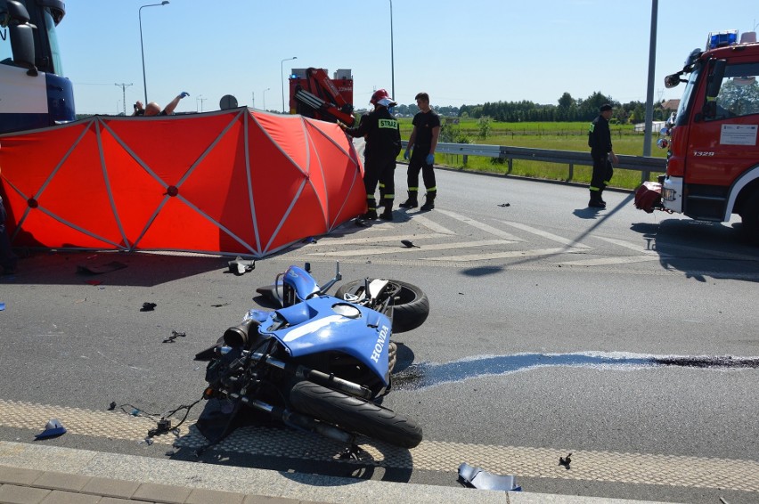 Wypadek motocyklisty w Piotrkowie. Zderzył się z ciężarówką