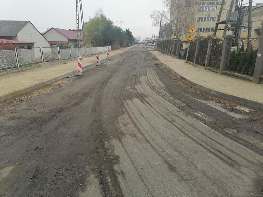 Trwa remont ulicy Nadwiślańskiej w Dwikozach. Kierowcy muszą...