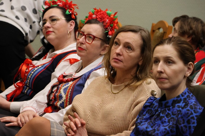Kobiety z pasją spotkały się w Chmielniku. Inspirujące rozmowy blisko 200 pań z Kół Gospodyń Wiejskich z powiatu kieleckiego 