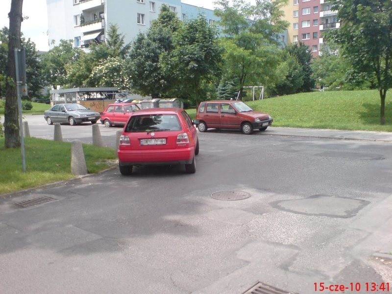 Parkowanie na zakręcie to już przesada, ale jak widać - nie...