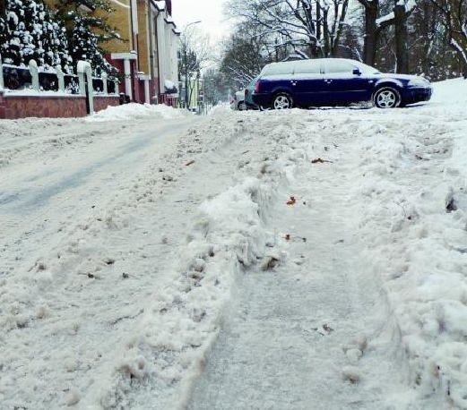 Narzekają drogowcy, bowiem ich koszty rosną. Narzekają też kierowcy, bo ich zdaniem, zima znów zaskoczyła drogowców.