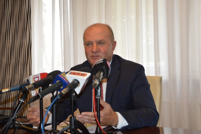 Andrzej Buła podczas konferencji prasowej podsumowującej wyniki wyborów do sejmiku województwa.