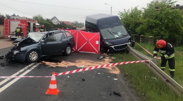 Wieluńscy policjanci pod nadzorem prokuratury wyjaśniają okoliczności tragicznego w skutkach wypadku drogowego w miejscowości Ruda, w którym zginął 61 - letni mieszkaniec powiatu wieluńskiego.CZYTAJ DALEJ NA NASTĘPNYM SLAJDZIE